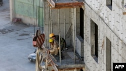 资料照：在蒙古首都乌兰巴托建筑工地做工的朝鲜劳工。（2017年10月6日）