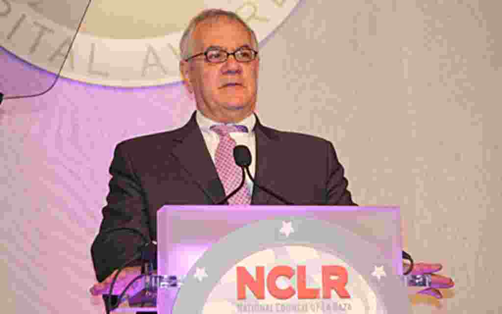 En su discurso, el demócrata Barney Frank urgió al gobierno reformar el sistema de migración del país.