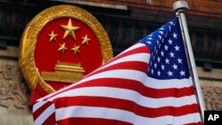 资料照：2017年11月9日美国国旗在中国人民大会堂前飘扬