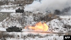 Tank K1A2 Korea Selatan (bawah) saat melakukan latihan tembak gabungan antara Korea Selatan dan AS di Pocheon pada 4 Januari 2024. (Foto: AFP)