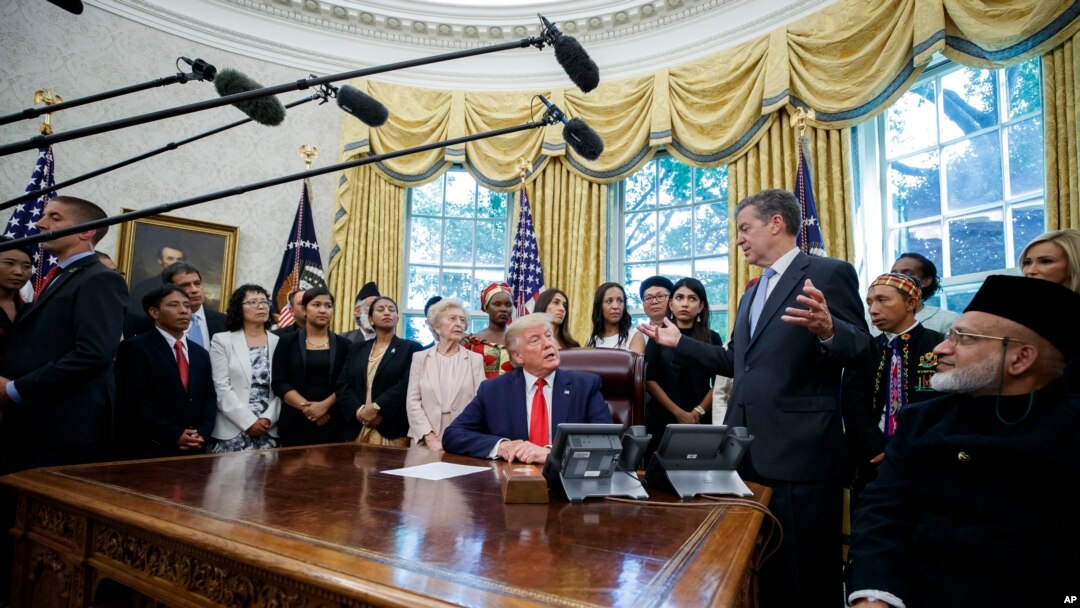 資料照片：美國國際宗教自由無任所大使布朗貝克（Sam Brownback）與國際宗教迫害受害者在白宮與特朗普總統會面。 (2019年7月17日)