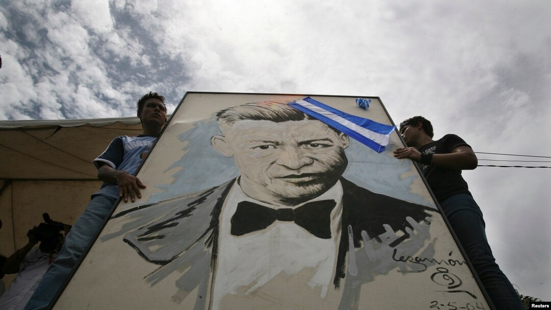 Una imagen del líder guerrillero nicaragüense Augusto César Sandino durante una protesta en Managua en 2008.