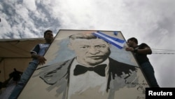 Una imagen del líder guerrillero nicaragüense Augusto César Sandino durante una protesta en Managua en 2008.