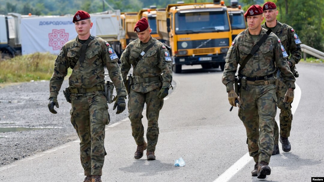 Arhiva - Poljski pripadnici KFOR-a prolaze kroz barikade na graničnom prelazu Jarinje između Srbije i Kosova, 28. septembra 2021. (Foto: Rojters, LAura Hasani)