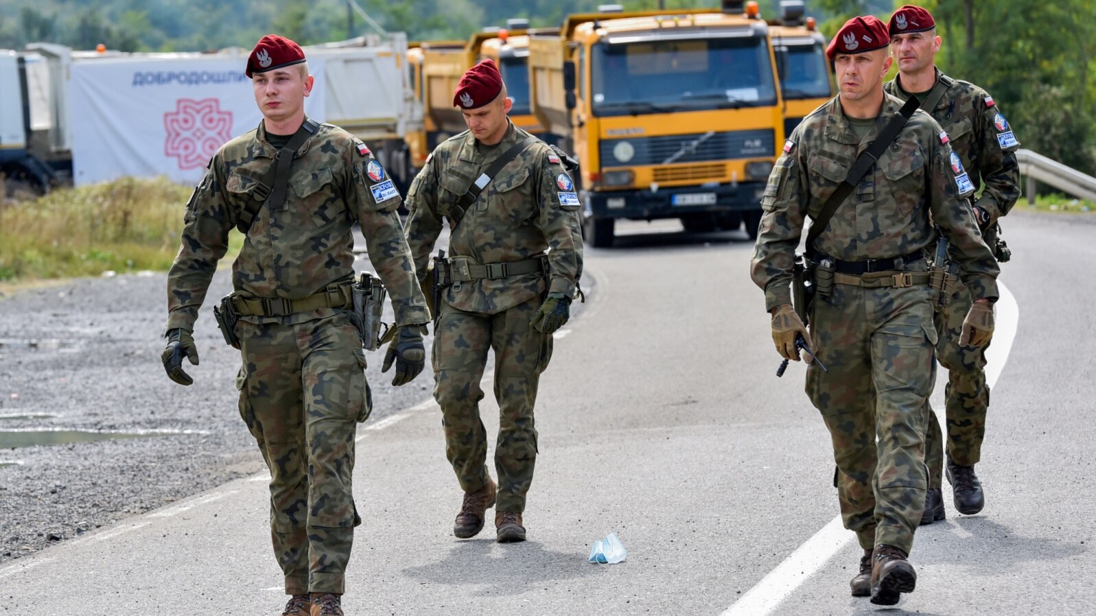 Arhiva - Poljski pripadnici KFOR-a prolaze kroz barikade na graničnom prelazu Jarinje između Srbije i Kosova, 28. septembra 2021. (Foto: Rojters, LAura Hasani)