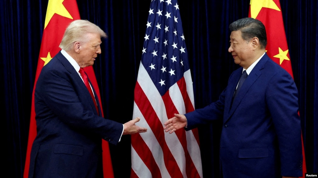 资料照片：美国总统唐纳德·特朗普在韩国釜山亚太经合组织峰会期间会见中国国家主席习近平。(2025年10月30日)