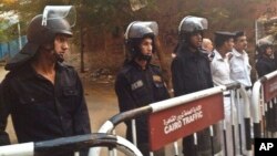 Des policiers au Caire, le 31 octobre 2015. 