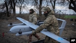 Tentara Ukraina bersiap menerbangkan drone Poseidon H10 di garis depan pertempuran di dekat Bakhmut, Donetsk, Ukraina, pada 26 Maret 2024. (Foto: AP/Efrem Lukatsky)