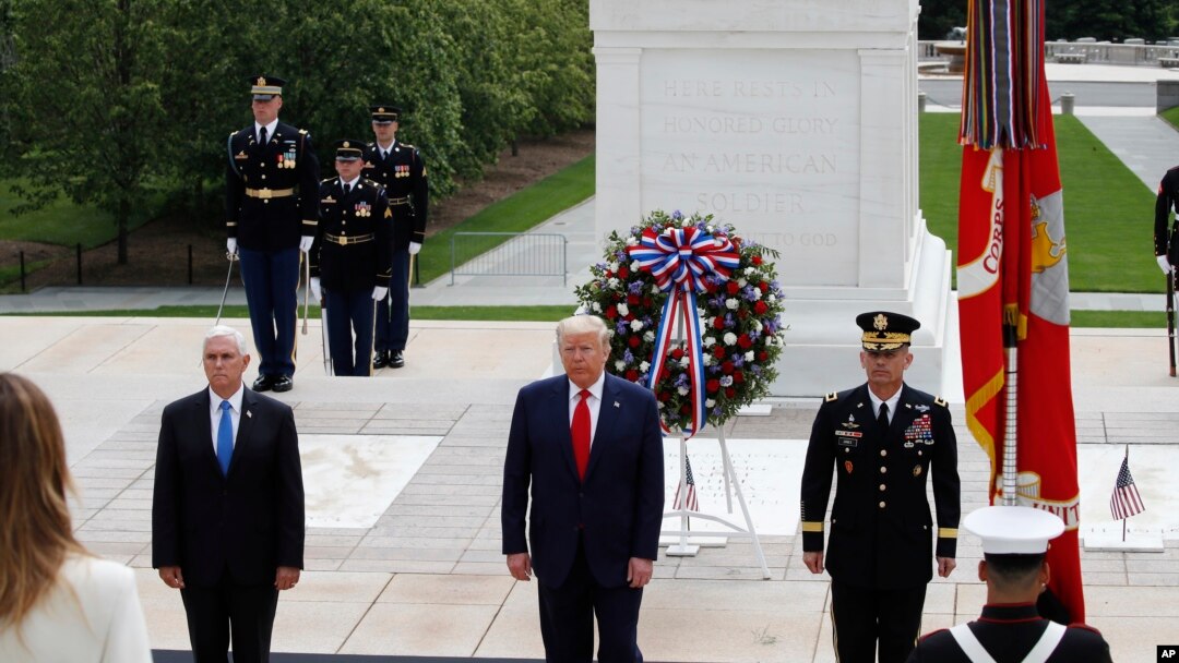 Predsednik SAD Donald Tramp i potpredsednik Majk Pens na ceremoniji polaganja venca na Spomenik neznanom junaku na Nacionalnom groblju u Arlingtonu (Foto: AP /Alex Brandon)