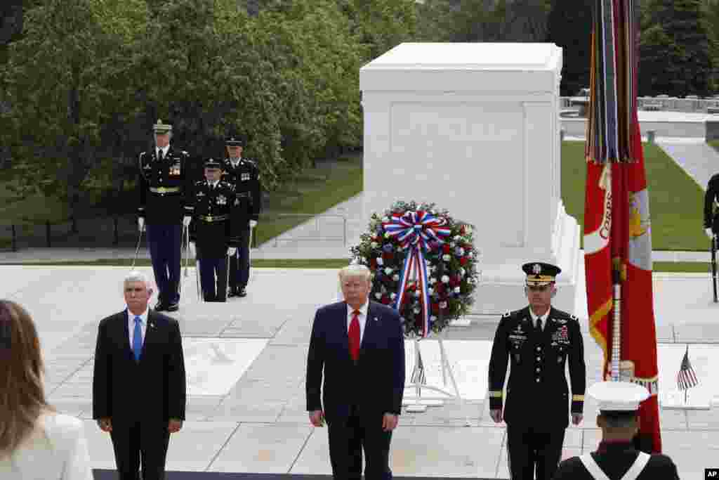 ادای احترام پرزیدنت ترامپ و مایک پنس، معاون رئیس جمهوری به یادبود سرباز گمنام در گورستان ملی آرلینگتن به مناسبت روز یادبود.