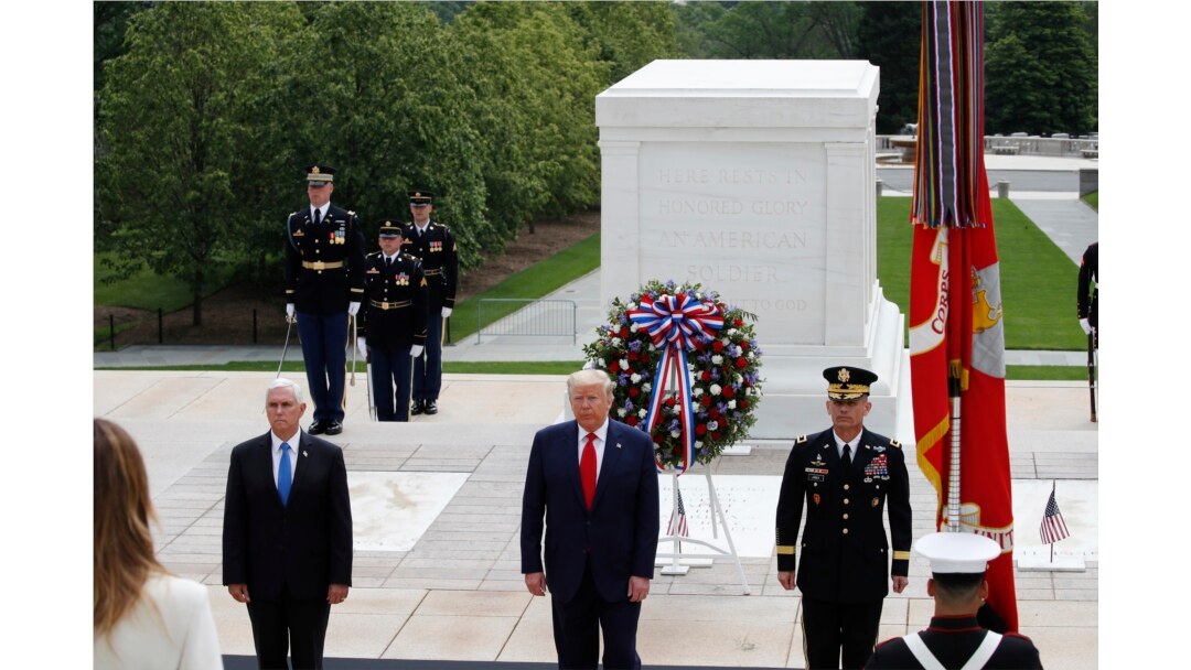Presiden Donald Trump berdiri bersama Wapres Mike Pence dan Jenderal Omar Jones, Panglima Angkatan Bersenjata AS dalam Upacara Peringatan Hari Pahlawan (Memorial Day), 25 Mei 2020.