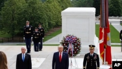ປະທານາທິບໍດີ Donald Trump ຢືນຢູ່ກັບຮອງປະທານາທິບໍດີ Mike Pence ແລະນາຍພົນ Omar Jones ທີ່ເຂົ້າຮ່ວມພິທີລະນຶກເຖິງທະຫານທີ່ເສຍຊີວິດໄປໃນສົງຄາມຫຼື Memorial Day ໃນວັນທີ 25 ພຶດສະພາ, 2020