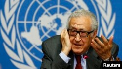 Utusan PBB-Liga Arab Lakhdar Brahimi dalam suatu konferensi pers di Jenewa, 28 Agustus 2013 (Foto: dok).