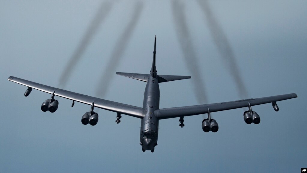 미 B-52 폭격기, 나토 30개국 상공 날며 ‘동맹결속’