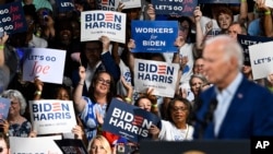 Apoiantes aplaudem enquanto o Presidente Joe Biden discursa num comício de campanha em Raleigh, N.C., na sexta-feira, 28 de junho. 28, 2024