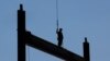Un miembro del sindicato Ironworkers Local 7 instala vigas de acero en un edificio de gran altura en construcción durante una ola de calor de verano en Boston, Massachusetts, EE. UU., 30 de junio de 2021.