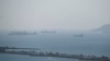 ARCHIVO - Buques de mercancías esperan en la Bahía de Panamá para atravesar el Canal de Panamá, en Ciudad de Panamá, el 17 de enero de 2024. 