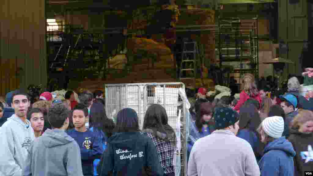 花车义工等候入场