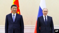 Chinese President Xi Jinping, left, and Russian President Vladimir Putin pose for a photo on the sidelines of the Shanghai Cooperation Organization (SCO) summit in Samarkand, Uzbekistan, Sept. 15, 2022. (Alexandr Demyanchuk, Sputnik, Kremlin Pool Photo via AP)