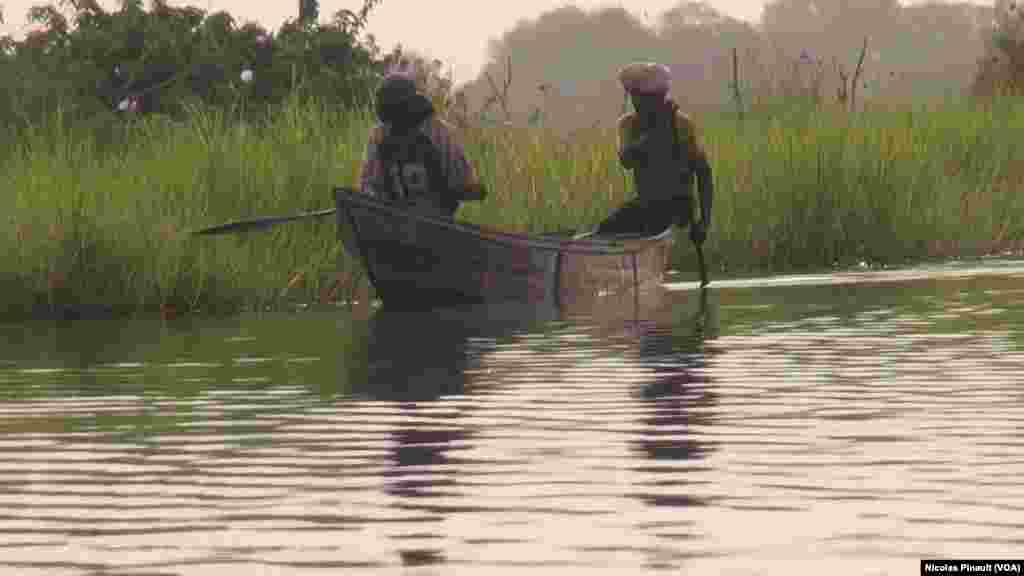 Des pecheurs sur le lac Tchad, Tagal, Tchad, le 24 avril 2017 (VOA / Nicolas Pinault)