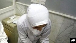ژنێـکی بریندار له‌ هێرشه‌که‌ی ڕۆژی یه‌کشه‌ممه‌ی شـاری موسڵدا له‌ نه‌خۆشـخانه‌یه‌کی شـاره‌که‌ چاره‌سه‌ری بۆ ده‌کرێت، 2 ی پـێـنجی 2010
