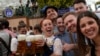 Una camarera posa con los invitados en la carpa de cerveza Hofbraeuhaus el primer día del 189º festival de cerveza 'Oktoberfest' en Múnich, Alemania, el sábado 21 de septiembre de 2024.