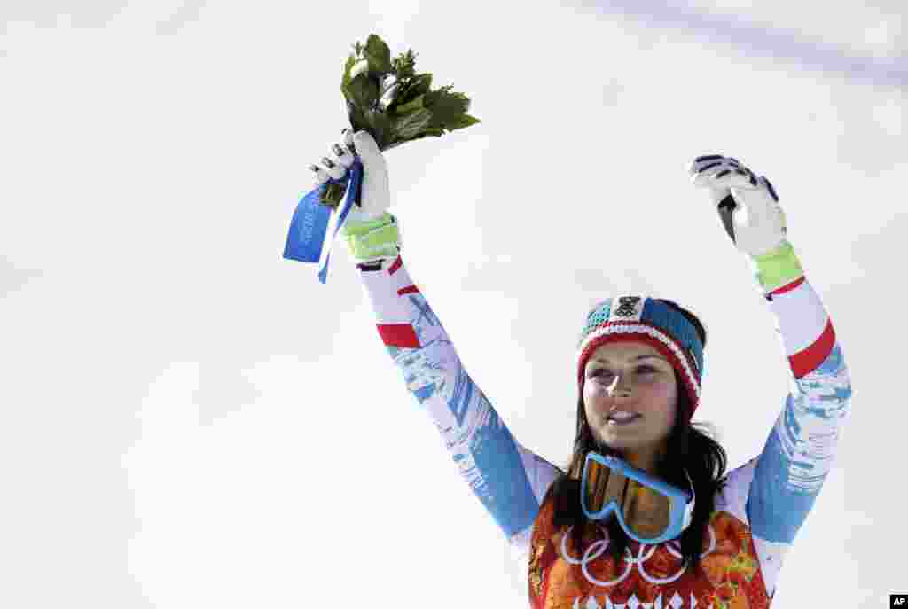 Women's super-G gold medal winner Anna Fenninger of Austria waves from the podium at the Sochi 2014 Winter Olympics, in Krasnaya Polyana, Russia, Feb. 15, 2014. 