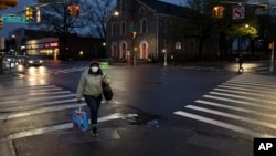 Një grua ecën përgjatë Church Avenue, në lagjen Brooklyn të "qytetit që nuk fle kurrë"