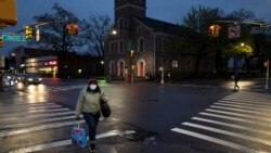 Žena prelazi Aveniju Čerč u Bruklinu, 24. aprila 2020. Njujork je poznat kao "grad koji nikada ne spava" ali su njegove ulice postale prazne tokom pandemije koronavirusa (Foto: AP)