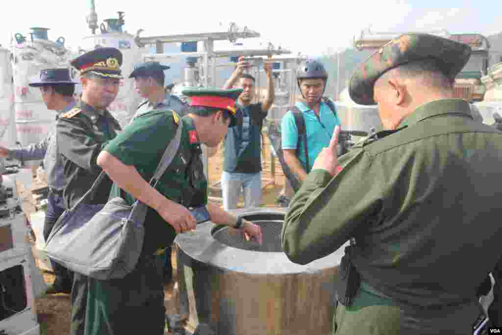 ဖမ်းမိ မူးယစ်ဆေးဝါးများကို ကြည့်ရှုနေသည့် တပ်မတော် တာဝန်ရှိသူများနှင့် ပြည်ပစစ်သံမှူးများ။ (မတ် ၀၆၊ ၂၀၂၀)