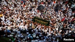 Mutane dauke da makara lokacin jana'izar wadanda suka mutu a gobarar da ta tashi a wata Cibiyar Musulmi a Rangoon, Burma