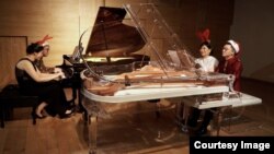 Empat pianis dengan dua piano membawakan lagu medley natal. (Foto courtesy)