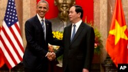 Perezida Obama mu bubamfu, na aperezida wa Viyetinamu Tran Dai Quang