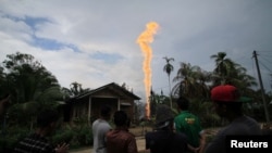 Kebakaran sumur minyak di Kecamatan Peureulak, Desa Pasir Putih, Ranto Panjang, Aceh Timur, 25 April 2018. (Foto: Antara via REUTERS).