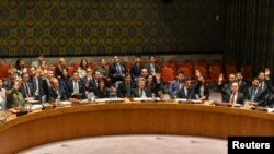 지난해 9월 유엔 안보리 이사국들이 손을 들어 새 대북제재 결의 2375호에 찬성하고 있다.