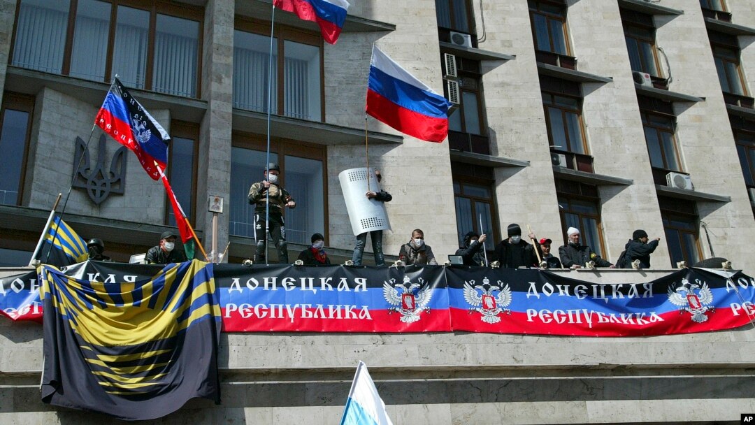 Warga pro Rusia di kota Donetsk Ukraina timur menduduki gedung-gedung pemerintah dan mengibarkan bendera Rusia, Senin (7/4). 