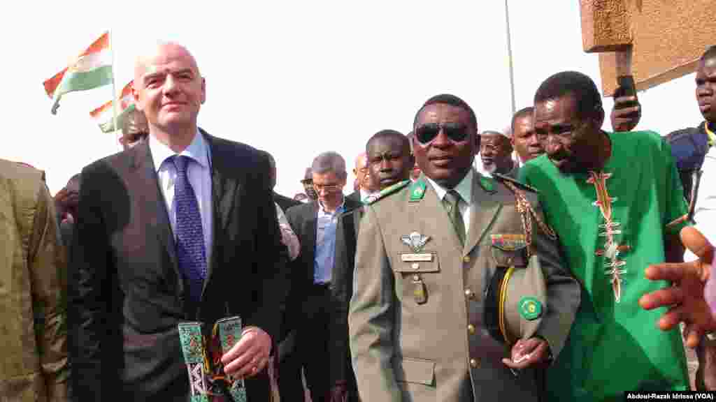 Gianni Infantino avec le président de la Fenifoot, au Niger, le 27 février 2017. (VOA/Abdoul-Razak Idrissa)