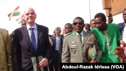 Gianni Infantino avec le président de la Fenifoot, Djibrilla Hima Hamidou, au Niger, le 27 février 2017. (VOA/Abdoul-Razak Idrissa)