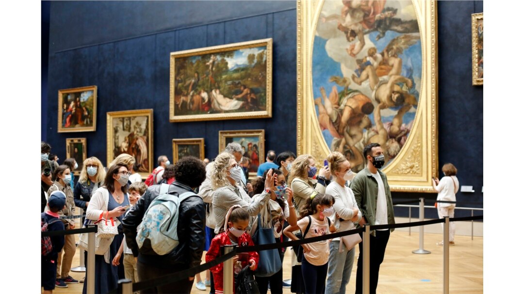 Pengunjung menyaksikan lukisan Leonardo da Vinci, Mona Lisa, di Paris, Senin, 6 Juli 2020.