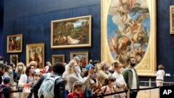 کرونا وائرس کی وبا پر کنٹرول کے بعد فرانس نے اپنے عجائب گھر کھول دیے ہیں۔ آرٹ میوزیم میں ایک پیننٹنگ کے سامنے سیاحوں کا ہجوم۔ 6 جولائی 2020