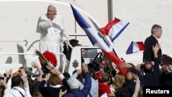 Pope Francis waves as he leads the Mass for a canonization in Saint Peter's Square at the Vatican, Oct. 18, 2015. The pope will visit Kenya, Uganda and Central African Republic in November, the Vatican said.