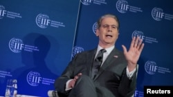 美国财政部长贝森特在华盛顿出席一场由国际金融协会主办的活动时就国际金融议题发表讲话。(2026年4月14日)