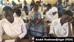 Des candidats à l’épreuve du baccalauréat à N’Djamena, Tchad, 16 juillet 2018. (VOA/André Kodmandjingar)