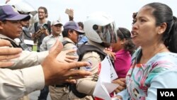 Yang Sophoan, president of the Cambodian Alliance of Trade Unions, clashes with the security police during a protest joined by over 100 members of labor unions in front of National Assembly, Phnom Penh, Cambodia. ( Leng Len/ VOA Khmer)