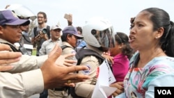 FILE - Yang Sophoan, director of the Cambodia Alliance of Trade Unions, clashes with the security police during a protest joined by over 100 members of labor unions in front of National Assembly, April 4, 2016. 