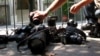 Arhiva - Fotografi ostavljaju svoje kamere na zemlji u znak protesta zbog ubistva novinarke Regine Martinez, u Meksiko Sitiju, Meksiko, 29. aprila 2012. godine.