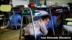 Şili'nin Santiago kentinde yapılan deprem tatbikatında masanın altına saklanan bir çocuk