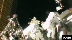 Astronot Sunita Williams (solda), Akihiko Hoshide (sağda)