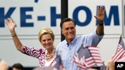 Kandidat Presiden dari Partai Republik, Mitt Romney (kanan) didampingi istrinya, Ann, saat berkampanye di Port St. Lucie, Florida (7/10). Hari ini Romney dijadwalkan berpidato di akademi militer tertua di AS, Institut Militer Virginia di Lexington.