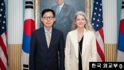 앨리슨 후커(Allison Hooker) 국무부 정무차관(사진 오른쪽)이 5월 19일 한국 박윤주 외교부 제1차관과 만나 면담했다.